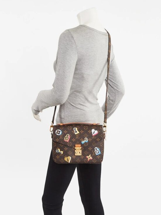 Louis Vuitton Pochette Metis Monogram Lovelock – Luxe.It.Fwd Louis Vuitton Limited Edition Monogram Canvas Love Lock Pochette Metis Bag